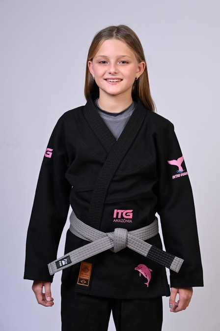 Kimono Infantil In The Guard BOTO ROSA Feminino. Padrão CBJJ - Preto